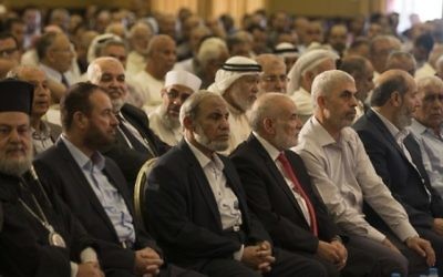 Yahya Sinwar, troisième à droite, le nouveau leader du groupe terroriste du Hamas dans la bande de Gaza, assis avec d'autres chefs du Hamas qui écoutent un discours du dirigeant du bureau politique du Hamas Ismail Haniyeh dans la ville de Gaza, le 5 juillet 2017 (Crédit : Mahmud Hams/AFP PHOTOS)