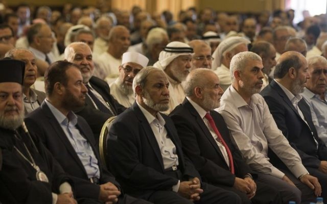 Yahya Sinwar, troisième à droite, le nouveau leader du groupe terroriste du Hamas dans la bande de Gaza, assis avec d'autres chefs du Hamas qui écoutent un discours du dirigeant du bureau politique du Hamas Ismail Haniyeh dans la ville de Gaza, le 5 juillet 2017 (Crédit : Mahmud Hams/AFP PHOTOS) Yahya Sinwar, troisième à droite, le nouveau leader du groupe terroriste du Hamas dans la bande de Gaza, assis avec d'autres chefs du Hamas qui écoutent un discours du dirigeant du bureau politique du Hamas Ismail Haniyeh dans la ville de Gaza, le 5 juillet 2017 (Crédit : Mahmud Hams/AFP PHOTOS)