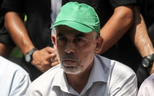 Le chef du groupe terroriste du Hamas à Gaza Yahya Sinwar lors d'une rencontre dans la ville de Khan Yunis, dans le sud de Gaza, le 22 juillet 2017. (Crédit : Said Khatib/AFP) Le chef du groupe terroriste du Hamas à Gaza Yahya Sinwar lors d'une rencontre dans la ville de Khan Yunis, dans le sud de Gaza, le 22 juillet 2017. (Crédit : Said Khatib/AFP)