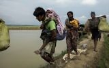 Les réfugiés  Rohingya déplacés depuis l'état de Rakhine au Myanmar marchent à proximité d' Ukhia, à la frontière entre le Bangladesh et  Myanmar, alors qu'ils fuient les violences le 4 septembre 2017 (Crédit :  K.M. Asad/AFP)