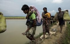 Les réfugiés  Rohingya déplacés depuis l'état de Rakhine au Myanmar marchent à proximité d' Ukhia, à la frontière entre le Bangladesh et  Myanmar, alors qu'ils fuient les violences le 4 septembre 2017 (Crédit :  K.M. Asad/AFP)