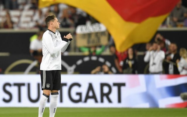 Le milieu de terrain allemand Julian Draxler avant le match de qualification pour la Coupe du Monde 2018 entre son équipe et la Norvège, à Stuttgart, le 4 septembre 2017. (Crédit : Thomas Kienzle/AFP) Le milieu de terrain allemand Julian Draxler avant le match de qualification pour la Coupe du Monde 2018 entre son équipe et la Norvège, à Stuttgart, le 4 septembre 2017. (Crédit : Thomas Kienzle/AFP)