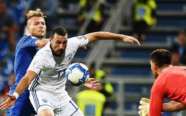 Le défenseur israélien Shir Tzedek, à droite et l'attaquant italien Ciro Immobile, à gauche, pendant un match de qualification pour les phases finales de la Coupe du Monde 2018, à Reggio Emilia, le 5 septembre 2017. (Crédit : Vincenzo Pinot/AFP) Le défenseur israélien Shir Tzedek, à droite et l'attaquant italien Ciro Immobile, à gauche, pendant un match de qualification pour les phases finales de la Coupe du Monde 2018, à Reggio Emilia, le 5 septembre 2017. (Crédit : Vincenzo Pinot/AFP)