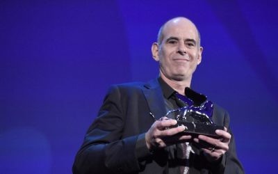 Samuel Maoz récompensé par le Lion d'argent du Grand prix du jury de la Mostra de Venise pour son film "Foxtrot", à Venise, le 9 septembre 2017. (Crédit : Tiziana Fabi/AFP)
