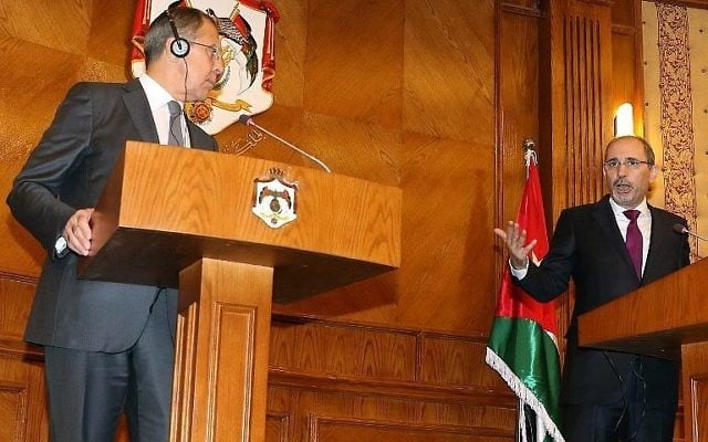 Sergueï Lavrov, à gauche, ministre russe des Affaires étrangères, avec son homologue jordanien Ayman al-Safadi, à Amman, le 11 septembre 2017. (Crédit : Khalil Mazraawi/AFP) Sergueï Lavrov, à gauche, ministre russe des Affaires étrangères, avec son homologue jordanien Ayman al-Safadi, à Amman, le 11 septembre 2017. (Crédit : Khalil Mazraawi/AFP)