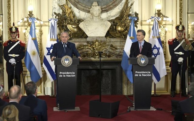 Le Premier ministre Benjamin Netanyahu, à gauche, aux côtés du président argentin Mauricio Macri à la résidence présidentielle Casa Rosada de Buenos Aires, le 12 septembre 2017. (Crédit : Juan Mabromata/AFP) Le Premier ministre Benjamin Netanyahu, à gauche, aux côtés du président argentin Mauricio Macri à la résidence présidentielle Casa Rosada de Buenos Aires, le 12 septembre 2017. (Crédit : Juan Mabromata/AFP)