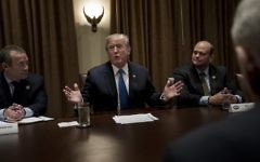 Le représentant Josh Gottheimer (démocrate de New Jersey -L), le représentant Tom Reed (républicain de New York-2ème R) et le chef d'état-major de la Maison Blanche John Kelly (à droite) avec le président américain Donald Trump au Cabinet de la Maison Blanche le 13 septembre 2017 à Washington, Etats-unis (Crédit : AFP PHOTO / Brendan Smialowski)