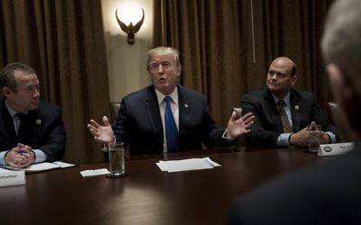 Le représentant Josh Gottheimer (démocrate de New Jersey -L), le représentant Tom Reed (républicain de New York-2ème R) et le chef d'état-major de la Maison Blanche John Kelly (à droite) avec le président américain Donald Trump au Cabinet de la Maison Blanche le 13 septembre 2017 à Washington, Etats-unis (Crédit : AFP PHOTO / Brendan Smialowski)