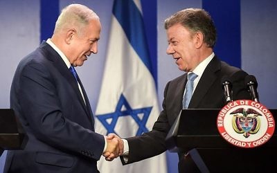 Le Premier ministre Benjamin Netanyahu, à gauche, avec le président colombien Juan Manuel Santos au palais présidentiel de Bogota, le 13 septembre 2017. (Crédit : Raul Arboleda/AFP)