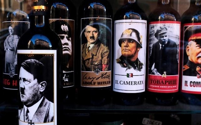 Des bouteilles de vin avec des étiquettes à l'effigie de Mussolini, de Hitler, de Lénine et de Staline dans un magasin du centre de Rome, le 14 septembre 2017. (Crédit : Alberto Pizzoli/AFP) Des bouteilles de vin avec des étiquettes à l'effigie de Mussolini, de Hitler, de Lénine et de Staline dans un magasin du centre de Rome, le 14 septembre 2017. (Crédit : Alberto Pizzoli/AFP)