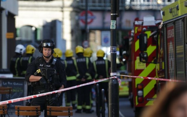 Des policiers britanniques armés déployés devant la station de métro de Parsons Green, dans l'ouest de Londres, le 15 septembre 2017. (Crédit : Daniel Leal-Olivas/AFP) Des policiers britanniques armés déployés devant la station de métro de Parsons Green, dans l'ouest de Londres, le 15 septembre 2017. (Crédit : Daniel Leal-Olivas/AFP)