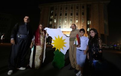 Kurdes irakiens devant le parlement de la région autonome du Kurdistan, à Erbil, le 15 septembre 2017. (Crédit : Safin Hamed/AFP)