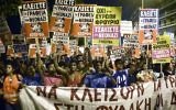 Manifestation anti-raciste devant les bureaux du parti néo-nazi Aube dorée à Athènes, le 16 septembre 2017. (Crédit : Louisa Gouliamaki/AFP)