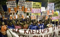 Manifestation anti-raciste devant les bureaux du parti néo-nazi Aube dorée à Athènes, le 16 septembre 2017. (Crédit : Louisa Gouliamaki/AFP)