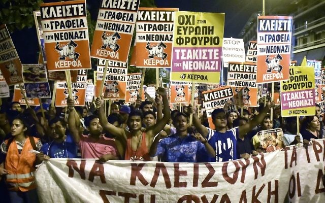 Manifestation anti-raciste devant les bureaux du parti néo-nazi Aube dorée à Athènes, le 16 septembre 2017. (Crédit : Louisa Gouliamaki/AFP)
