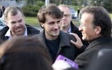 Le journaliste français Loup Bureau, au centre, avec son père Loïc Bureau, à gauche, à son arrivée à Roissy-Charles de Gaulle, le 17 septembre 2017. (Crédit : Geoffroy van der Hasselt/AFP)