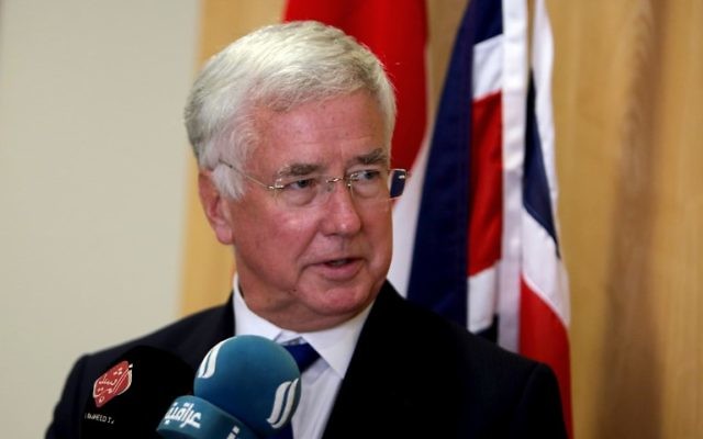 Michael Fallon, ministre britannique de la Défense, en conférence de presse à Bagdad, en Irak, le 18 septembre 2017. (Crédit : Sabah Arar/AFP)