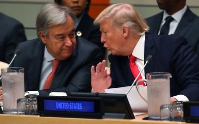 Antonio Guterres, à gauche, secrétaire général des Nations unies, et le président américain Donald Trump au siège de l'institution à New York, le 18 septembre 2017. (Crédit : Timothy A. Clary/AFP)