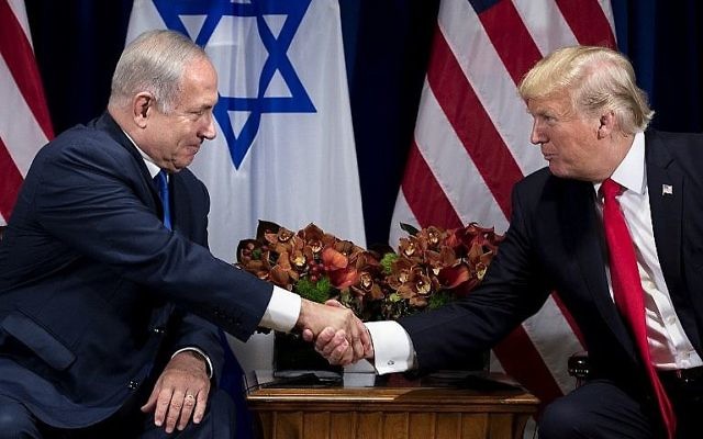 Le Premier ministre Benjamin Netanyahu, à gauche, et le président américain Donald Trump au Palace Hotel de New York, le 18 septembre 2017. (Crédit : Brendan Smialowski/AFP) Le Premier ministre Benjamin Netanyahu, à gauche, et le président américain Donald Trump au Palace Hotel de New York, le 18 septembre 2017. (Crédit : Brendan Smialowski/AFP)