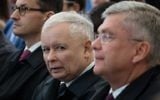 Jaroslaw Kaczynski, au centre, dirigeant du parti polonais au pouvoir Droit et Justice, pendant une cérémonie honorant les non Juifs qui ont sauvé des Juifs pendant la Seconde Guerre mondiale, à Varsovie, le 18 septembre 2017. (Crédit : Wojtek Radwanski/AFP)