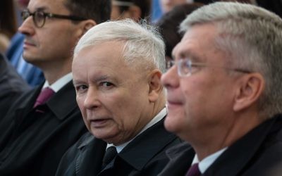 Jaroslaw Kaczynski, au centre, dirigeant du parti polonais au pouvoir Droit et Justice, pendant une cérémonie honorant les non Juifs qui ont sauvé des Juifs pendant la Seconde Guerre mondiale, à Varsovie, le 18 septembre 2017. (Crédit : Wojtek Radwanski/AFP)