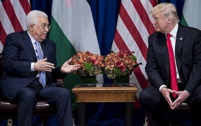Le président de l'Autorité palestinienne Mahmoud Abbas (à gauche) parle pendant que le président des États-Unis Donald Trump écoute avant une réunion au Palace Hotel lors de la 72e Assemblée générale des Nations unies, le 20 septembre 2017 à New York. (AFP Photo/Brendan Smialowski)