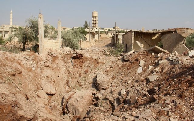 Conséquences d'une frappe aérienne attribuée à la Russie sur le village d'al-Habit, dans le sud de la province d'Idleb, en Syrie, le 21 septembre 2017. (Crédit : Omar Haj Kadour/AFP)