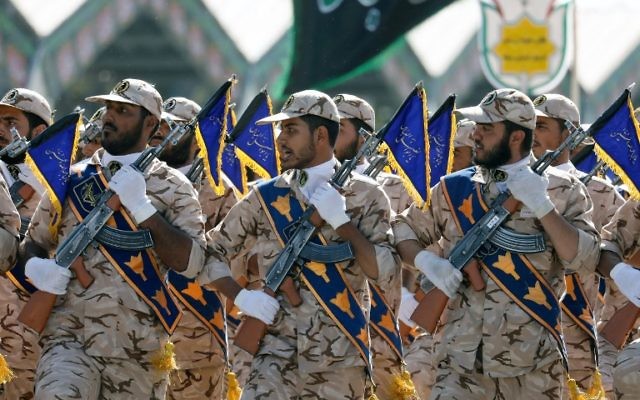 Soldats iraniens pendant la parade militaire annuelle marquant le déclenchement de la guerre dévastatrice contre l'Irak de Saddam Hussein entre 1980 et 1988, à Téhéran, le 22 septembre 2017. (Crédit : AFP/str)