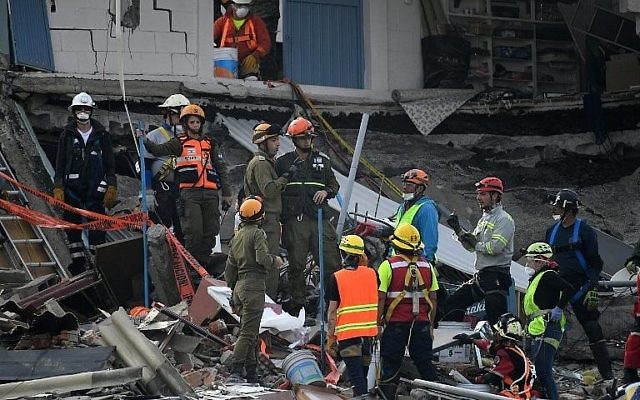 Secouristes israéliens à Mexico après un puissant séisme qui a frappé le Mexique, le 23 septembre 2017. (Crédit : Pedro Pardo/AFP)