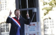 Jean-Luc Mélenchon pendant une manifestation contre la réforme du droit du travail, à Paris, le 23 septembre 2017. (Crédit : Geoffroy Van Der Hasselt/AFP)