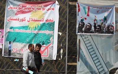 Affiche encourageant les citoyens à voter lors du référendum sur l'indépendance du Kurdistan irakien à Kirkouk, le 24 septembre 2017. (Crédit : Ahmad al-Rubaye/AFP)