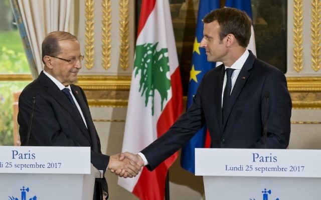 Le président libanais Michel Aoun, à gauche, reçu par son homologue français Emmanuel Macron à l'Elysée, à Paris, le 25 septembre 2017. (Crédit : Michel Euler/Pool/AFP) Le président libanais Michel Aoun, à gauche, reçu par son homologue français Emmanuel Macron à l'Elysée, à Paris, le 25 septembre 2017. (Crédit : Michel Euler/Pool/AFP)