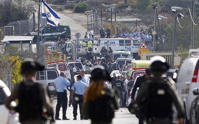 Secouristes et forces de sécurité sur les lieux d'un attentat devant l'implantation de Har Adar, le 26 septembre 2017. (Crédit : Yonatan Sindel/Flash90)
