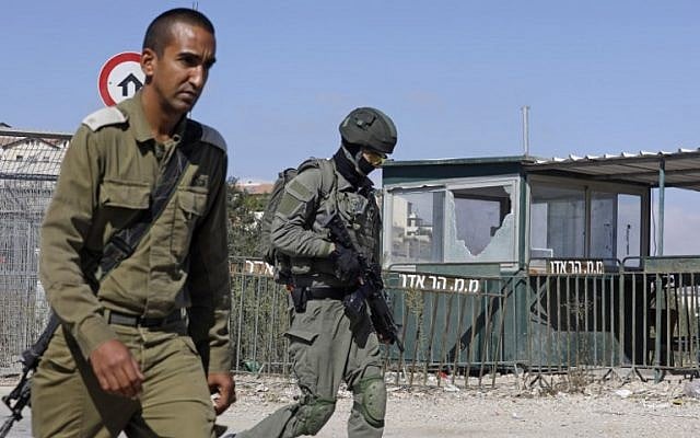 Forces de sécurité déployées sur les lieux d'un attentat devant l'implantation de Har Adar, le 26 septembre 2017. (Crédit : Menahem Kahana/AFP) Forces de sécurité déployées sur les lieux d'un attentat devant l'implantation de Har Adar, le 26 septembre 2017. (Crédit : Menahem Kahana/AFP)
