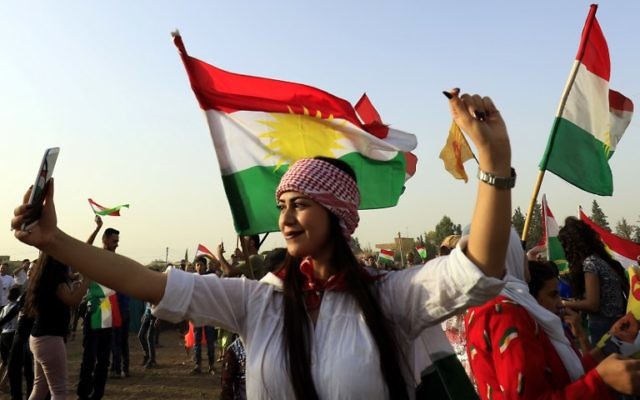 Un Kurde syrien prend un selfie, dans la ville syrienne de Qamishli le 26 septembre 2017, lors d'un rassemblement pour soutenir le référendum sur l'indépendance dans la région autonome kurde du nord de l'Irak (Crédit : AFP / Delil souleiman) Un Kurde syrien prend un selfie, dans la ville syrienne de Qamishli le 26 septembre 2017, lors d'un rassemblement pour soutenir le référendum sur l'indépendance dans la région autonome kurde du nord de l'Irak (Crédit : AFP / Delil souleiman)