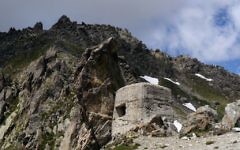 Le col de Fenestre, culminant à 2 474 m, un col du massif du Mercantour-Argentera séparant l'Italie de la France. (Crédit: Julie-j/Domaine public/WikiCommons)