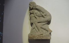 Une femme et ses enfants au seuil de la chambre en gaz. Relief de David Olère de 1960, exposé à la Maison des Combattants du Ghetto. (Crédit : Dr. Avishai Teicher/CC BY 2.5/WikiCommons)