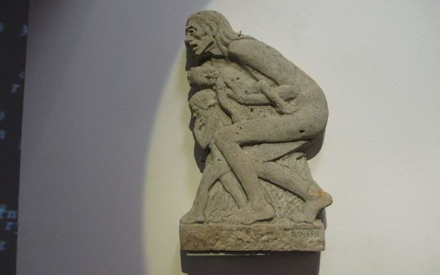 Une femme et ses enfants au seuil de la chambre en gaz. Relief de David Olère de 1960, exposé à la Maison des Combattants du Ghetto. (Crédit : Dr. Avishai Teicher/CC BY 2.5/WikiCommons)