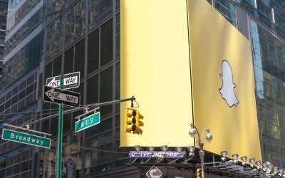 Publicité pour le nouveau logo fantôme de Snapchat à Times Square, à New York, en avril 2016. (Crédit : Marco Verch/CC BY 2.0/WikiCommons)