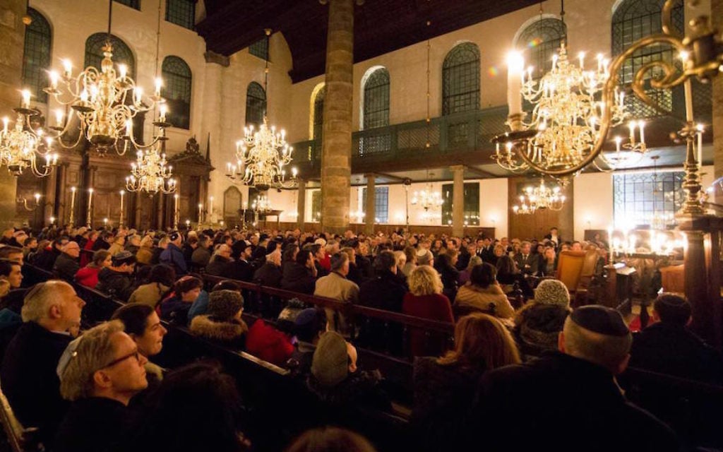 Une commémoration de la nuit de cristal à la synagogue portugaise d'Amsterdam, le 9 novembre 2016 (Autorisation : Jonet.nl) Une commémoration de la nuit de cristal à la synagogue portugaise d'Amsterdam, le 9 novembre 2016 (Autorisation : Jonet.nl)