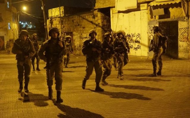 Opération militaire israélienne en Cisjordanie, le 28 septembre 2017. (Crédit : armée israélienne)