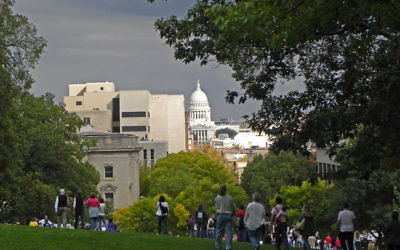 Photo du Capitole depuis le campus de l'université du Wisconsin à Madison, le 28 septembre 2010 (Crédit : CCBY/Richard Hurd, Flickr)