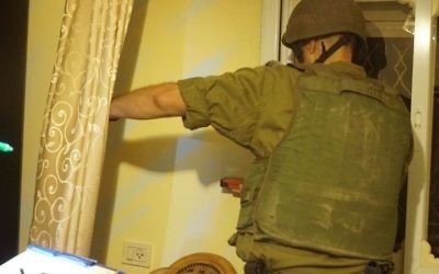 Un soldat israélien cartographie le domicile du terroriste palestinien Nimer Mahmoud Ahmed Jamal à Bayt Surik, en CIsjordanie, avant sa démolition, le 2è septembre 2017. (Crédit : armée israélienne)