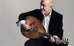 L'Américain-Arménien Ara Dinkjian, un joueur de oud populaire, qui sera présent pour la sixième fois au Festival Oud de Jérusalem en novembre 2017 (Crédit : Autorisation Alena Soboleva)