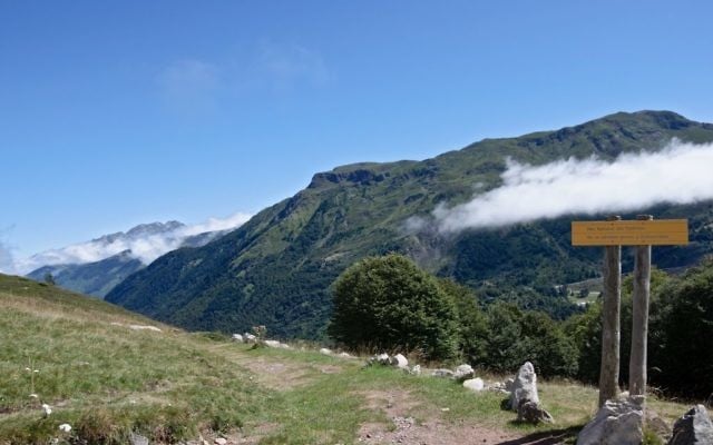 Un sentier de randonnée dans les Pyrénées. Illustration. (Crédit : Myrabella/CC BY-SA 3.0/Wikimedia Commons) Un sentier de randonnée dans les Pyrénées. Illustration. (Crédit : Myrabella/CC BY-SA 3.0/Wikimedia Commons)
