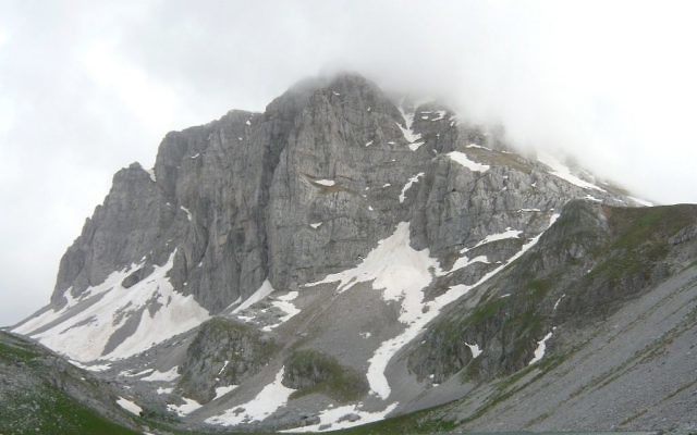 La face nord du mont Astraka, en Grèce, couvert par le brouillard. Illustration. (Crédit : Kkostagiannis/CC BY-SA/Wikimedia Commons)
