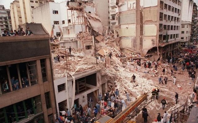 Le centre communautaire juif AMIA de Buenos Aires après l'attentat, au mois de juillet 1994. (Crédit : Cambalachero/Wikimedia commons) Le centre communautaire juif AMIA de Buenos Aires après l'attentat, au mois de juillet 1994. (Crédit : Cambalachero/Wikimedia commons)