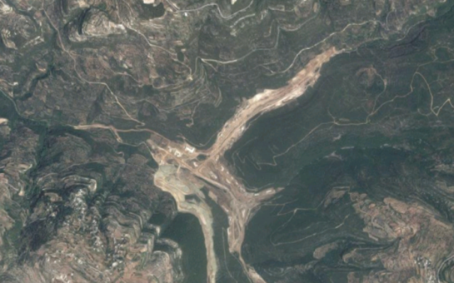 Un site situé à proximité de la ville syrienne de Banias, où l'Iran construirait une usine de missiles, à l'été 2017. (Crédit : capture d'écran Google Maps)