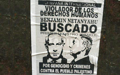 Un poster pro-palestinien déclarant que le Premier ministre  Benjamin Netanyahu est recherché pour atteintes aux droits de l'homme et génocide contre le peuple palestinien à  Buenos Aires, en Argentine, le 11 septembre 2017 (Crédit : Organisation sioniste mondiale)