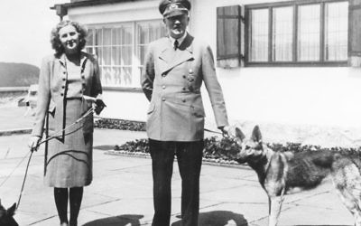Adolf Hitler et sa maîtresse Eva Braun posant sur la terrasse du Berghof, à Berchtesgaden, Allemagne, en juin 1942. (Crédit : German Federal Archive)